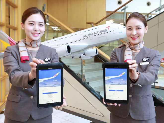 서울시 강서구 오쇠동 아시아나항공 본사에서 아시아나항공 캐빈승무원들이 새롭게 지급받은 태블릿 PC를 들어보이고 있다.  / 사진 제공 = 아시아나항공
