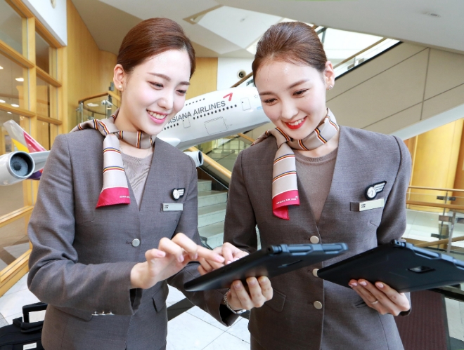 서울시 강서구 오쇠동 아시아나항공 본사에서 아시아나항공 캐빈승무원들이 새롭게 지급받은 태블릿 PC를 통해 스마트워크 플랫폼인 A-tab을 통해 스케줄을 확인하고 있다. / 사진 제공 = 아시아나항공