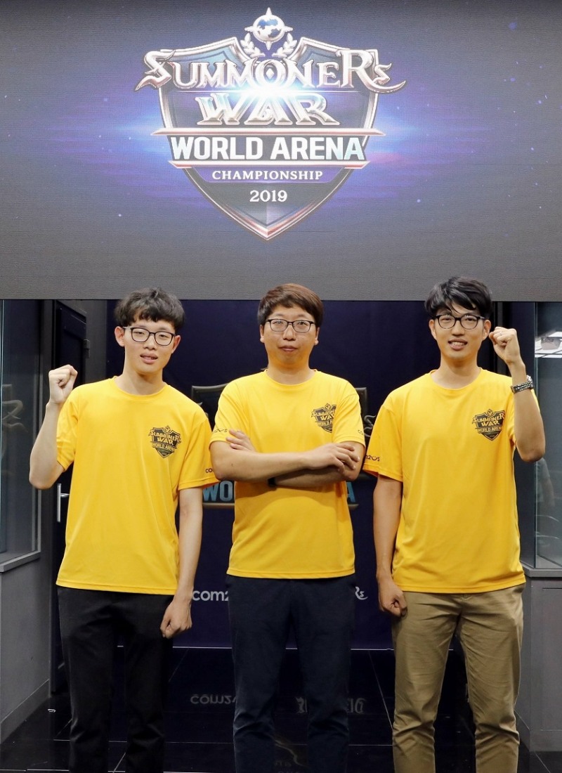 SWC 2019 아시아퍼시픽 한국 지역 예선 최종 3인.우승자 ohsse53(가운데), 준우승자 luckgod뽑신(오른쪽), °페르(왼쪽)