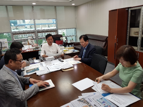 신우철 완도군수가 지난 11일에 국회를 방문하여 송갑석의원과 면담을 하고있다./사진=완도군