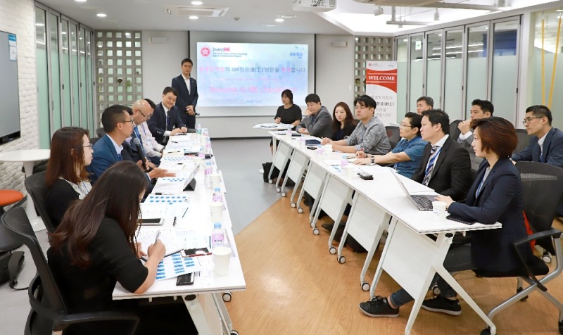 15일 서울시 구로의 ‘IBK창공 구로’에서 IBK기업은행, IBK창공 구로 선발기업, 홍콩투자청 관계자들이 투자설명회를 하고 있다.
