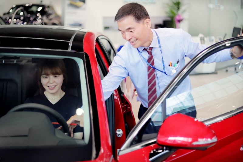 현대자동차 아홉 번째 판매거장으로 등극한 종로지점 허정섭 부장의 모습 / 사진 제공 = 현대자동차