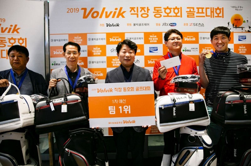 볼빅 문경안 회장(가운데)과 만도 원주 골프 동호회 팀. 사진 제공=볼빅.