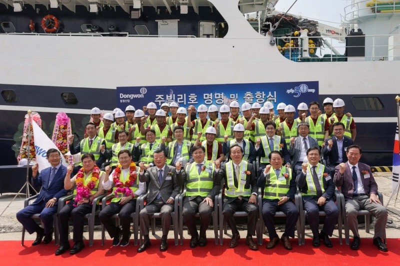 동원산업 주빌리호 출항식에서 주요관계자와 선원들이 단체사진을 촬영하고 있다_앞줄 좌측 네번째부터 윤명길 원양산업협회 회장_김남정 동원그룹 부회장_이명우 동원산업 사장_이정기 한국선급 회장