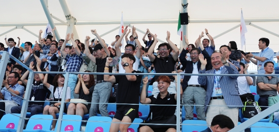 광주광역시교육청 장휘국 교육감은 이날 남부대학교 수구장에서 열린 2019 광주FINA세계수영선수권대회 ‘한국:러시아’의 여자 수구 경기를 교육청 직원 100여 명, 전자공업고등학교와 첨단중학교 등 학생・교직원 1200여 명과 함께 관람했다./사진=시교육청