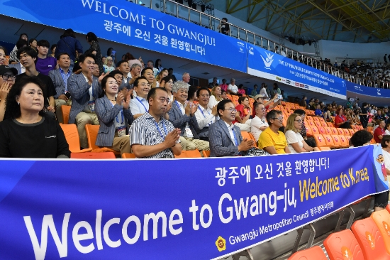 광주광역시의회(의장 김동찬) 시의원 및 사무처 임직원들은 7월 16일 염주체육관 및 남부대학교를 방문해 선수들을 응원하고 수영대회조직위 직원들과 자원봉사자들을 격려했다./사진=시의회