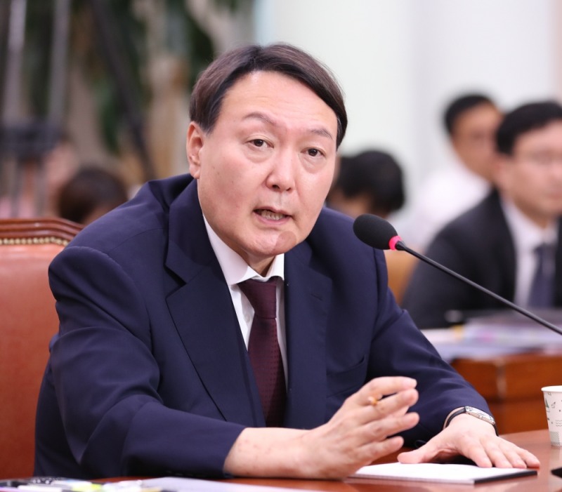 윤석열 신임 검찰총장이 지난 8일 오후 서울 여의도 국회 법제사법위원회에서 열린 인사청문회에 출석해 의원 질의에 답하고 있다.