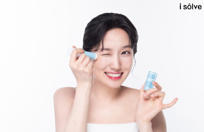 아이솔브 유스 아이 쿨링 스틱 모델컷 / 이미지 제공 = 애경산업