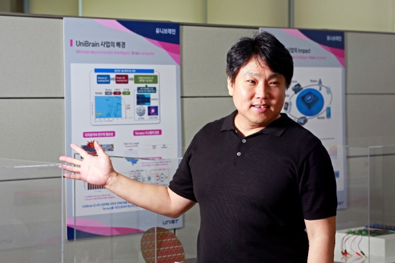 UNIST 김경록 교수 연구팀, '초절전 3진법 반도체 기술' 대면적 웨이퍼에 세계 최초 구현