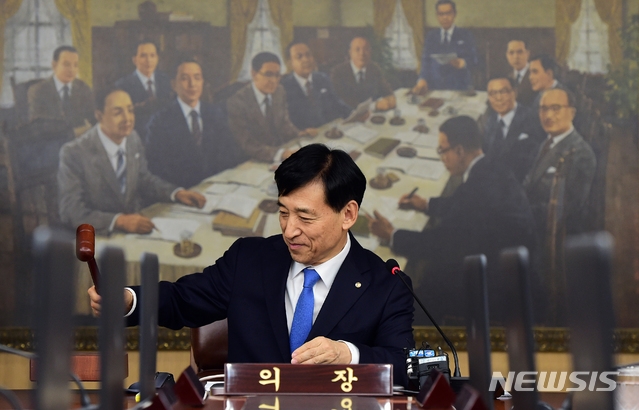 이주열 한국은행 총재가 18일 열린 금융통화위원회 본회의에서 의사봉을 두드리고 있다.(뉴시스)