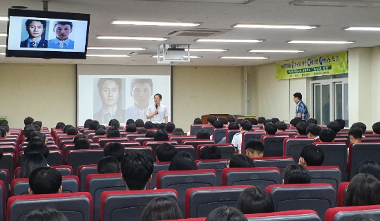 광주교육연수원이 지난 16일 정광고등학교에서 박준영 변호사를 초청해 ‘욕심과 열정’을 주제로 청∙바∙지(청소년을 위한 바람직한 지혜 나눔) 강연을 진행했다./사진=시교육청