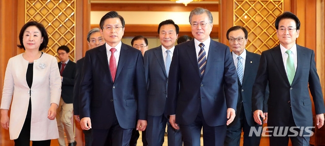 18일 청와대에서 열린 '정당 대표 초청 대화'에서 문재인 대통령이 여야 5당 대표들과 입장하고 있다. 왼쪽부터 심상정 정의당 대표, 노영민 비서실장, 황교안 자유한국당 대표, 손학규 바른미래당 대표, 문재인 대통령, 이해찬 더불어민주당 대표, 정동영 민주평화당 대표. (뉴시스)