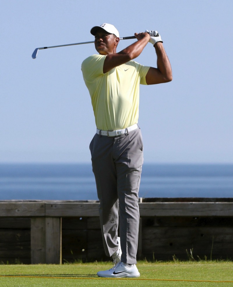 새로운 드라이빙 아이언과 퍼터를 셋업한 우즈. 사진=AP뉴시스.