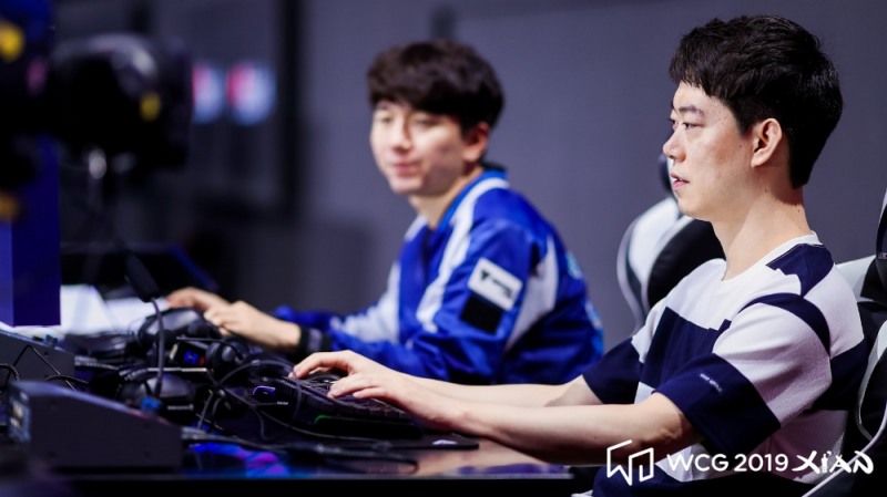 손을 풀고 있는 장재호(오른쪽)을 지켜보고 있는 박준.