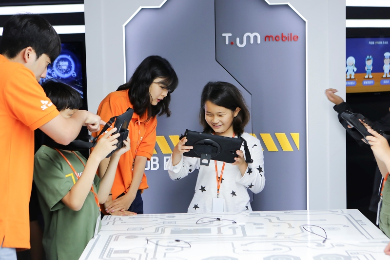 서생초등학교 학생들이 ‘미래 직업 연구소’에서 증강현실(AR) 등 ICT 기술을 통해 다양한 직업을 체험하고 있다.