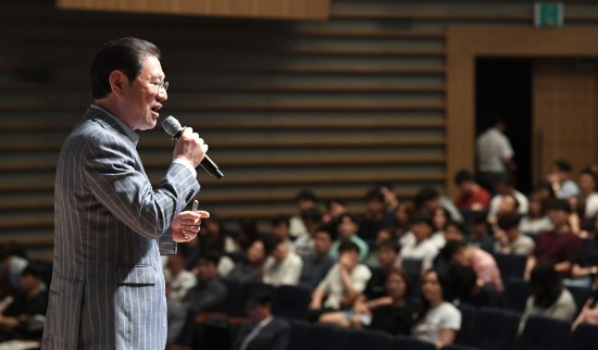 이용섭 광주광역시장이 19일 오후 시청 3층 대회의실에서 열린 ‘국가인재개발원 5급 신임관리자 과정’ 특강에서 “공직자는 가치를 추구하는 사람이어야 하며, 헌신․봉사․절제하는 자세가 필요하다”고 강조했다./사진=광주광역시