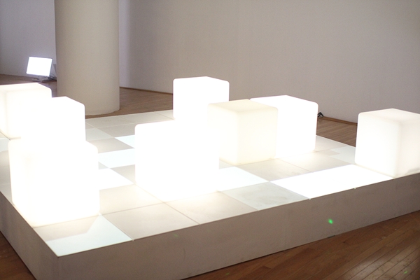 발판 위로 올라가면 '크레이지 아케이드' 물풍선을 터트려볼 수 있다.