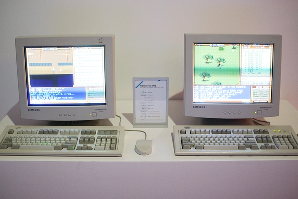 옆에 위치한 컴퓨터를 통해 '바람의 나라 1996'를 체험해 볼 수 있다.
