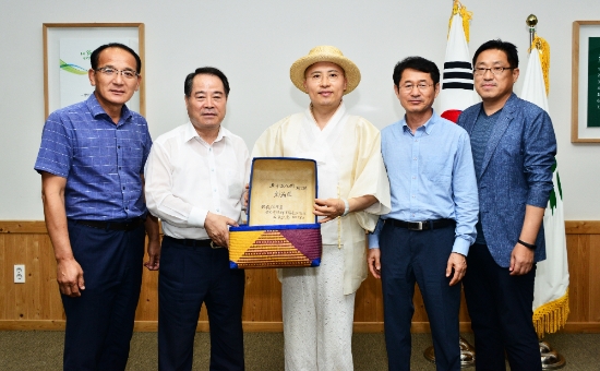 담양군은 지난 17일 국가무형문화재 제53호 채상장 기능보유자였던 故김동연 선생의 작품 ‘채죽상자’를 기증받았다./사진=담양군