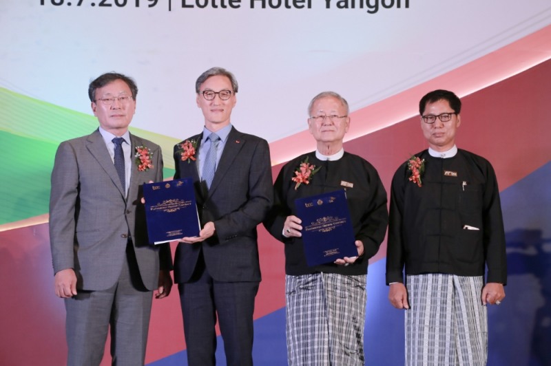 (왼쪽부터)SK트레이딩인터내셔널 서석원 사장, SK에너지 조경목 사장, BOC 아웅 슈에(Aung Shwe) 회장, BOC 윈 스웨(Win Swe) 사장이 서명 후 기념 사진을 촬영하고 있다. / 사진 제공 = SK이노베이션