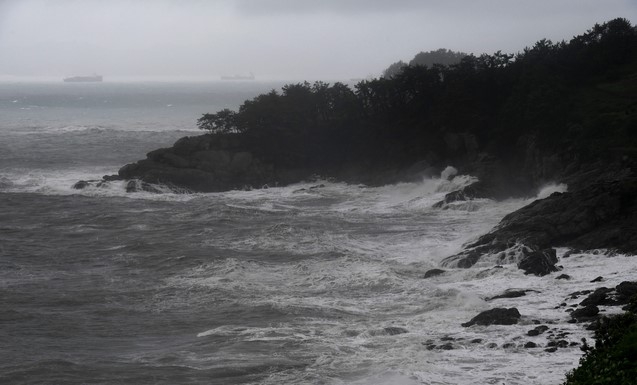 20일 오전 경남 남해 인근 해변에 높은 파도가 치고 있다