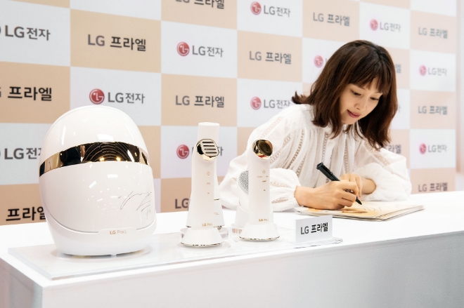 LG전자가 20일 오후, LG전자 베스트샵 강남본점에서 ‘LG 프라엘 플러스’ 출시를 기념해 광고모델인 배우 이나영의 팬 사인회를 열었다. 이날 행사에는 초청 고객 100명이 참석해 성황을 이뤘다. / 사진 제공 = LG전자