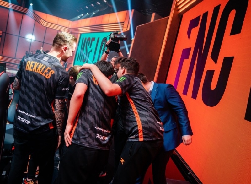 프나틱 선수들이 하이 파이브로 기쁨을 표시하고 있다(사진=라이엇 게임즈 제공).