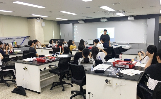 광주창의융합교육원이 초‧중‧고등학생과 일반인을 대상으로 과학교실을 운영할 고등학생 과학체험강사를 양성한다./사진=시교육청