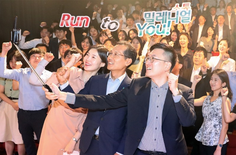KEB하나은행 지성규 은행장은 지난 19일 저녁 대학로 드림아트센터에서 행원들이 직접 선정한 코미디 무언극(無言劇) ‘옹알스’를 함께 관람하며 소통하는 'Run To You!' 행사를 가졌다. 지성규 KEB하나은행장(사진 맨 앞줄 가운데)이 행원들과 함께 기념 셀카를 촬영하고 있다. / 사진 제공 = KEB하나은행