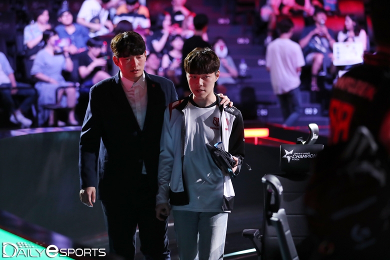 경기를 마친 뒤 임혜성 코치와 함께 나란히 들어가고 있는 '서밋' 박우태(오른쪽).