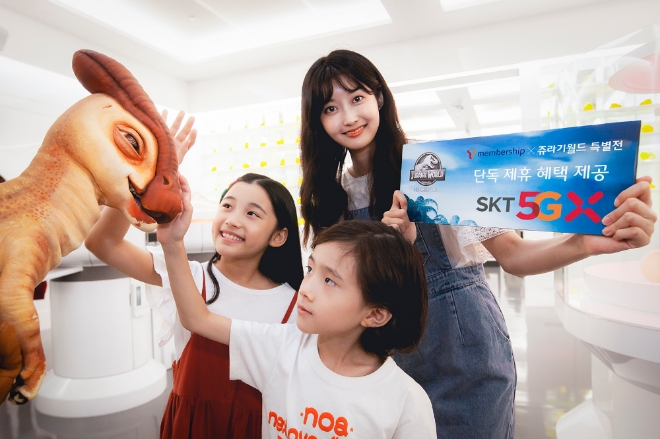 SK텔레콤이 실물 크기의 공룡을 재현한 유니버설 스튜디오의 ‘쥬라기 월드 특별전’을 찾는 고객을 위해 T멤버십만의 단독 제휴 혜택을 제공한다. SK텔레콤은 22일부터 전시 기간 내내 T멤버십 전 고객에겐 ▲’쥬라기 월드 특별전’ 주중 관람 티켓 20% 할인 ▲T단기데이터 쿠폰 제공 등의 혜택을, 5GX 요금제 이용 고객에겐 추첨을 통해 ’쥬라기 월드 특별전’ 관람 티켓 500매를 증정한다고 밝혔다. / 사진 제공 = SK텔레콤