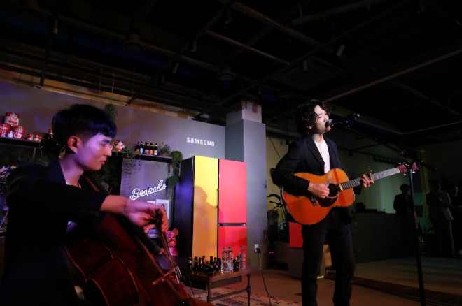 가수 케빈오가 지난 19일 삼성디지털플라자 강남본점 5층에 위치한 삼성 라이프스타일 생활가전 쇼룸 '#프로젝트프리즘(ProjectPRISM)에서 '프리즘 콘서트'를 열고 노래하고 있다. / 사진 제공 = 삼성전자