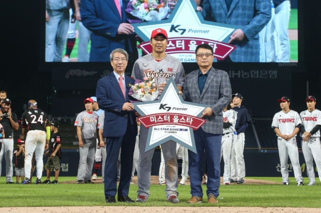 기아자동차㈜는 20일(토) 창원 NC파크에서 열린 2019 KBO 리그 올스타전에서 ▲미스터 올스타(MVP)에게 K7 프리미어 증정 ▲시구자 에스코트 차량으로 K7 프리미어 운영 등 올스타전의 성공적인 운영을 위해 다양한 마케팅 활동을 진행했다. 사진은 2019 KBO 올스타전 MVP로 선정된 한동민 선수가 포즈를 취하고 있는 모습으로 (왼쪽부터) 정운찬 KBO 총재, 한동민 선수, 서진봉 기아자동차 경남서부지역본부장. / 사진 제공 = 현대기아차 그룹