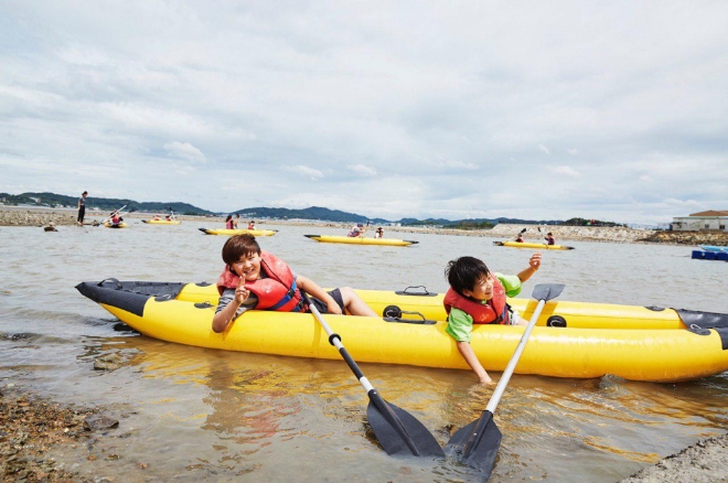 효성은 지난 20일 경기도 화성군 백미리 어촌체험마을에서 장애아동을 둔 형제 자매들의 심리적 안정을 위해 카약타기 등 체험활동 여름 나들이 행사를 열었다. / 사진 제공 = 효성