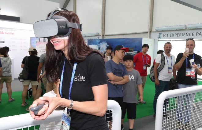 광주세계수영선수권대회에 마련된 KT 5G ICT 체험관에 방문한 글로벌 관람객들이 실감형 VR 서비스를 체험하고 있다.