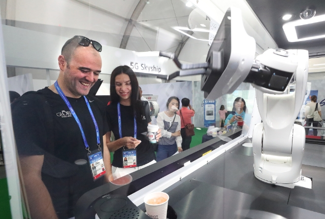 KT AI 로봇 ‘기가지니 바리스타’가 광주세계수영선수권대회를 찾은 글로벌 관람객들에게 커피를 만들어 주고 있다