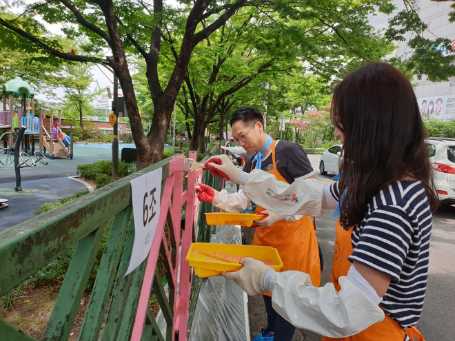 지난 19일 롯데중앙연구소(소장 김용수)는 서울시 양천구 소재 ‘경인 어린이 공원’에서 임직원 25여명이 참석한 가운데 사회공헌활동을 실시했다.  