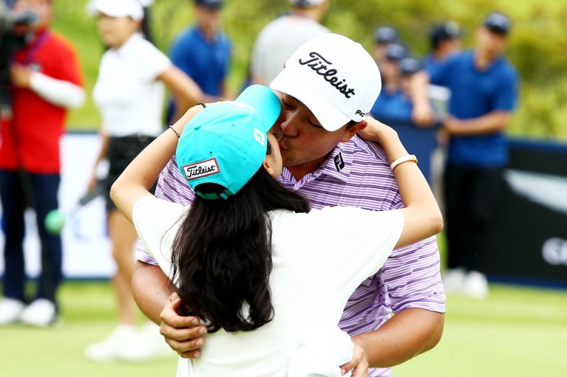 달콤한 키스. 첫 우승의 다른 세리머니.