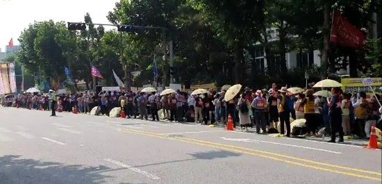 전국LH중소형10년공공임대연합회 측의 LH공사 오리역 사옥 앞 집회 모습.