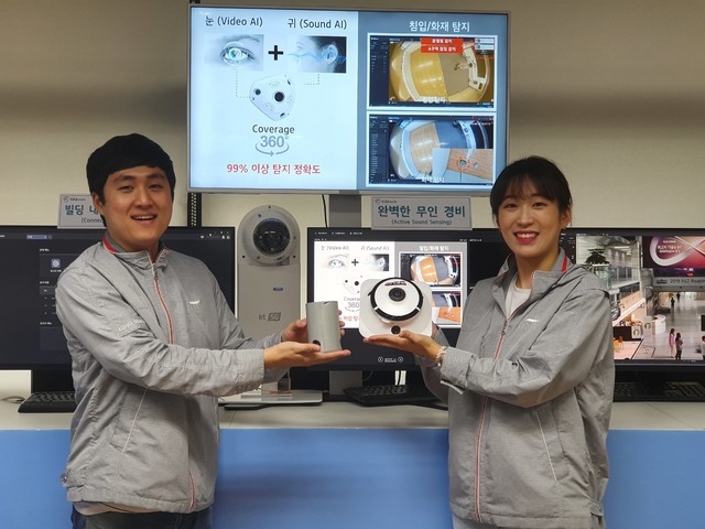 KT 융합기술원에서 연구원들이 '기가아이즈 액티브 사운드 센싱‘(GiGAeyes Active Sound Sensing)를 선보이고 있다. (사진=KT 제공)
