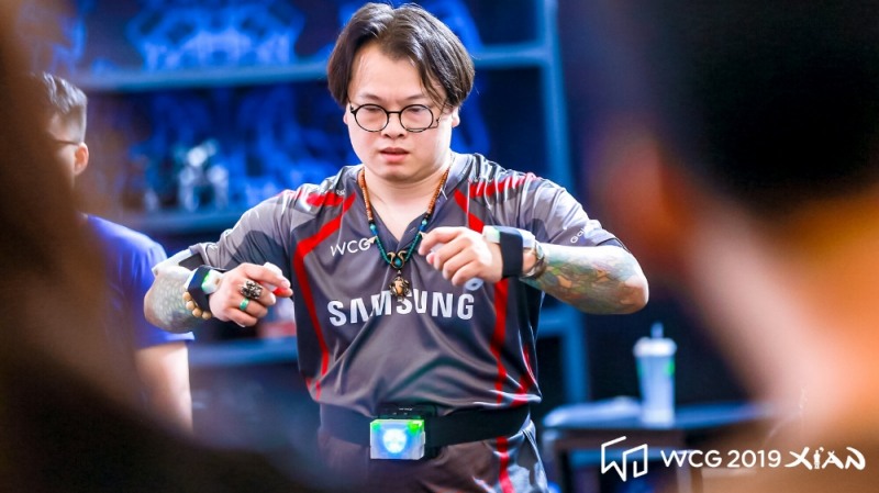 WCG 2019에 새로 도입된 로봇 파이팅 종목에 참가한 선수들이 대회에 임하고 있다(사진=WCG 제공).