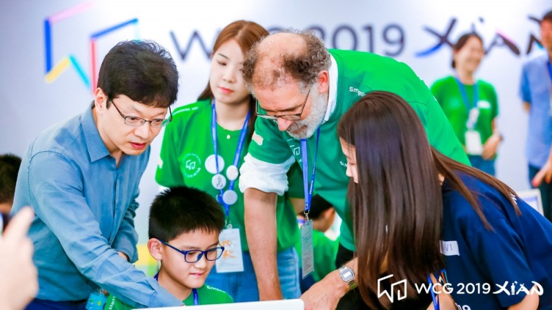 WCG 2019 스크래치 부문에 참가한 선수들에 관심을 보이고 있는 권혁빈 WCG 조직위원장(왼쪽, 사진=WCG 제공).