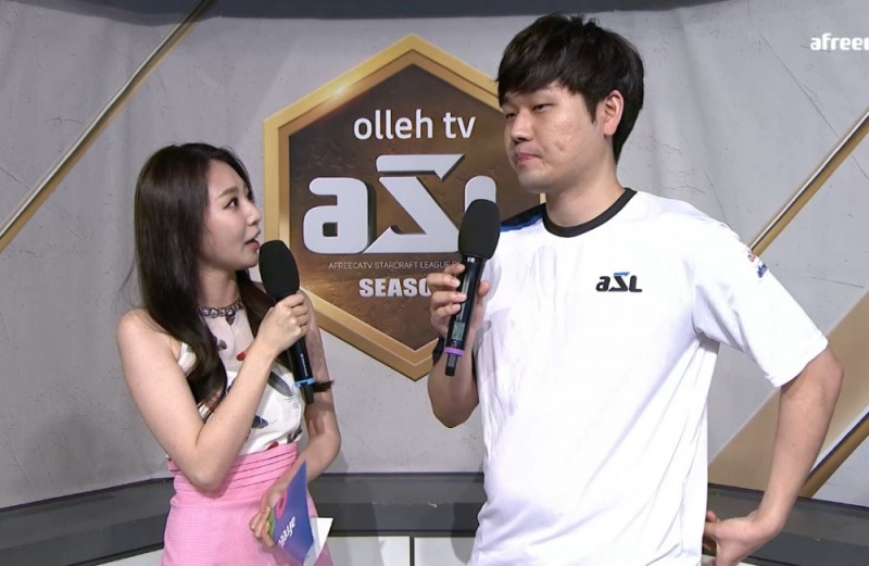 방송 인터뷰에 임하고 있는 이재호(오른쪽, 사진=아프리카TV 생중계 화면 캡처).