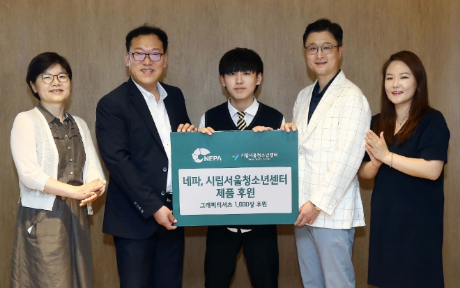 23일(화) 시립서울청소년센터에서 열린 네파의 시립서울청소년센터 제품 후원식에 참석한 시립서울청소년센터 윤혜옥 부장, 정진문 센터장, 유현우 학생, 네파 마케팅 본부 정동혁 전무, 윤희수 팀장 (왼쪽부터)