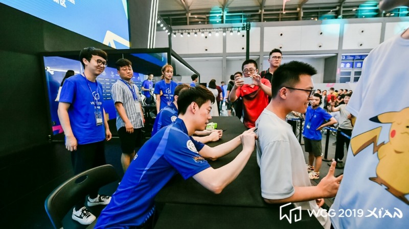 경기 일정을 마무리한 뒤 팬 사인회에 임하고 있는 장재호(사진=WCG 제공).