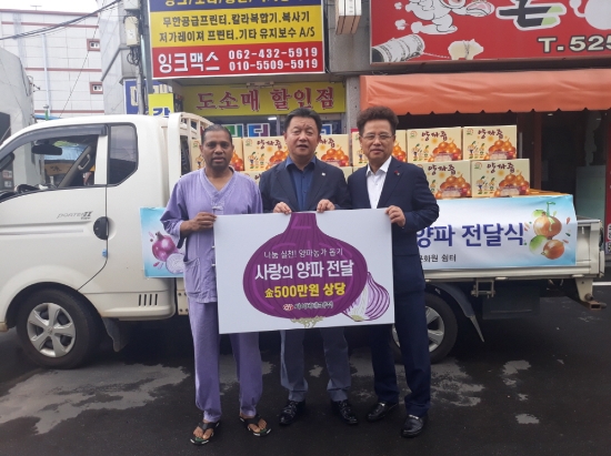 왼쪽부터 바수무쿨 유니버설문화원 원장, 윤목현 광주광역시 민주인권평화국장, 조성희 싸이버테크 대표이사/사진=광주광역시