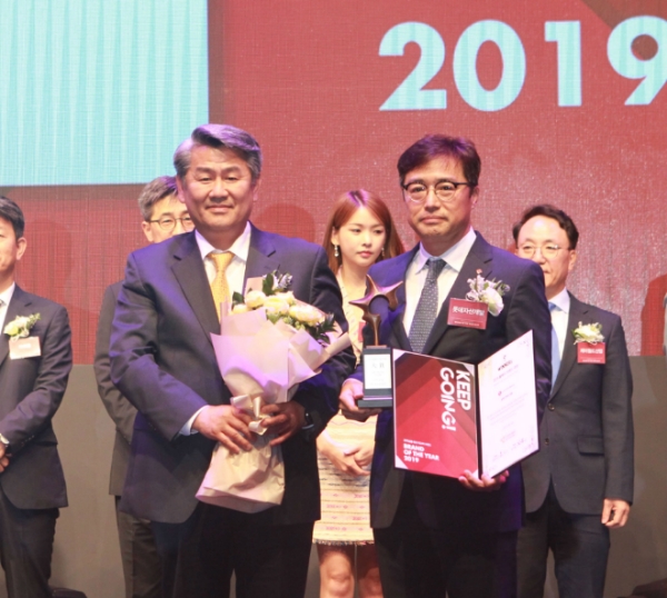 롯데자산개발 쇼핑몰사업본부장 이상근 상무(오른쪽)와 한국소비자포럼 전재호 대표(왼쪽)가 기념촬영을 하고 있다. / 사진 제공 = 롯데자산개발