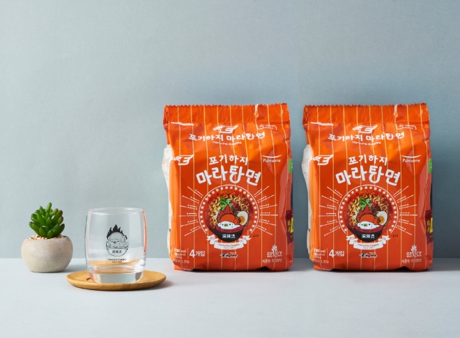풀무원 생면식감 '포기하지 마라탕면' 2차 한정판 세트(포기하지 마라탕면 8봉지+수리 레트로컵) / 사진 제공 = 풀무원식품