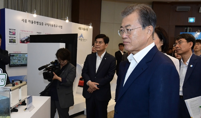 문재인 대통령과 이춘희 세종시장(가운데)이 LG유플러스의 5G 자율주행차 시연존을 둘러보는 모습.