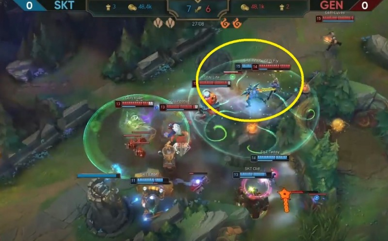 '페이커' 이상혁의 니코가 태고의 마력을 통해 '칸' 김동하의 아트록스로 변신한 채(노란 동그라미 안) 젠지 선수들이 허리를 파고 들어 만개를 쓰고 있다(사진=중계 화면 캡처).